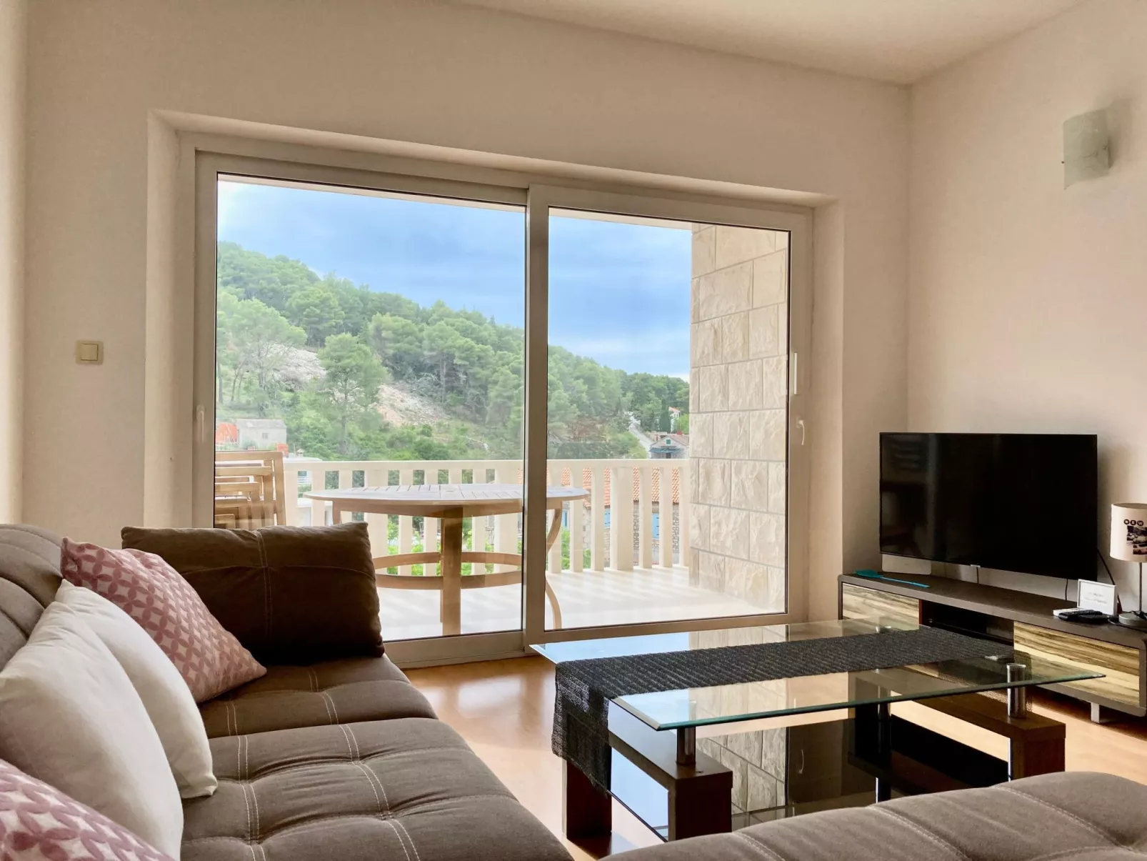 In Povlja mit gemeinschaftlichem Parkplatz-Binnen