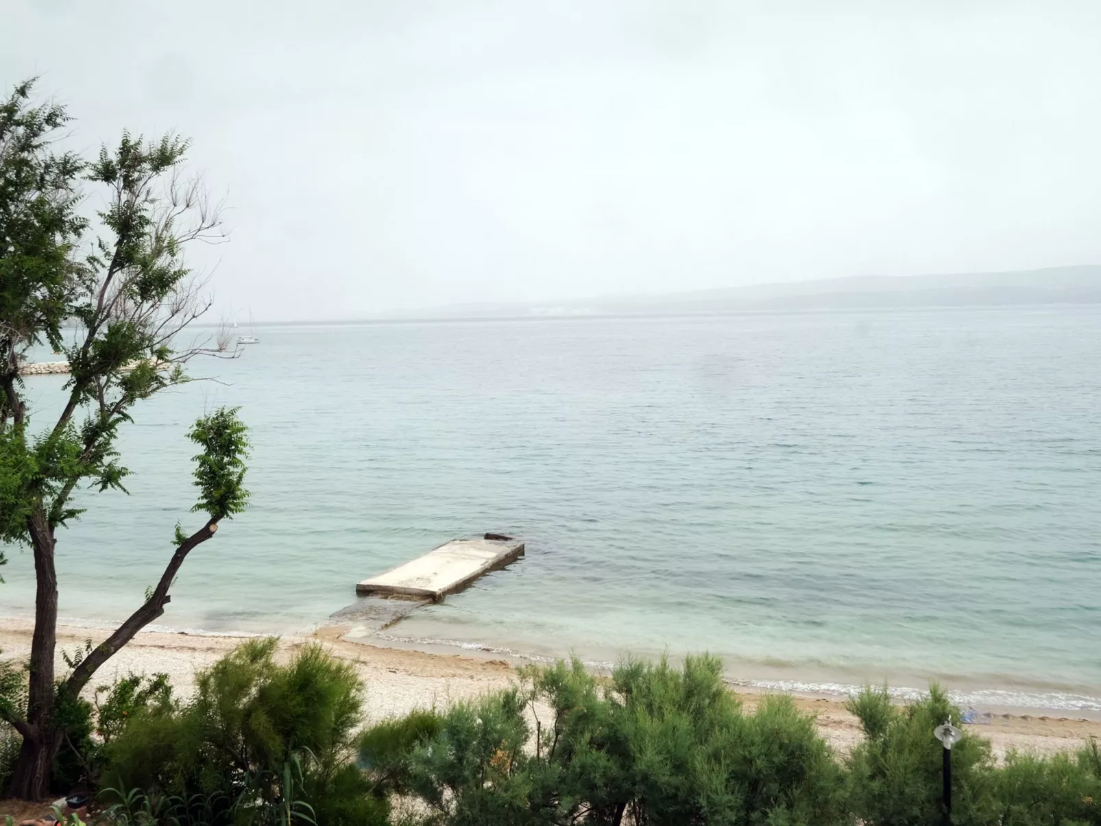 Große Ferienwohnung in Duće mit Privatem Balkon und Meerblick-Buiten