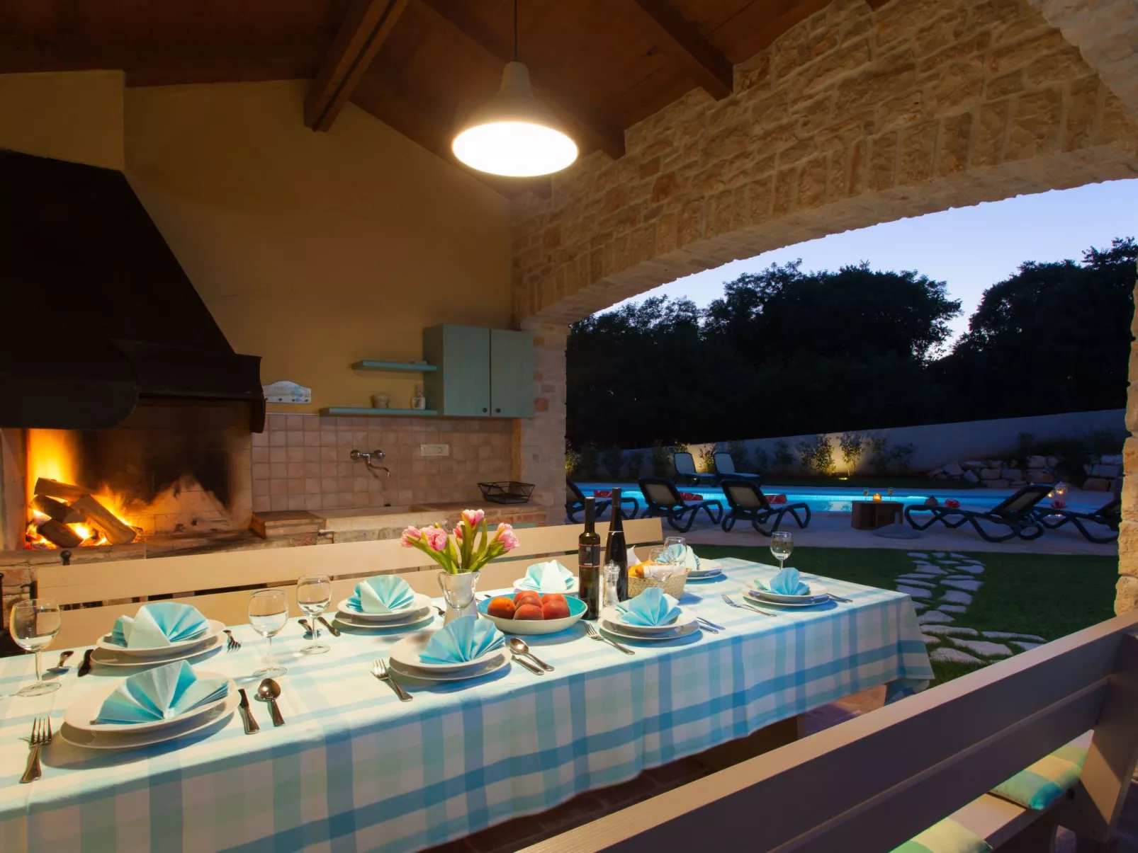 Villa mit Pool, Garten und Sommerküche-Buiten