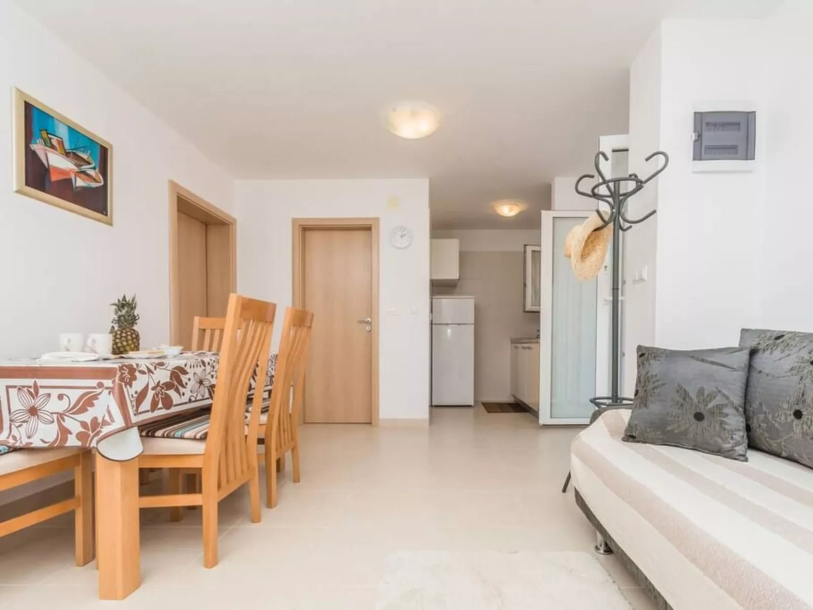 Große Wohnung in Klimno mit Möbliertem Balkon-Binnen