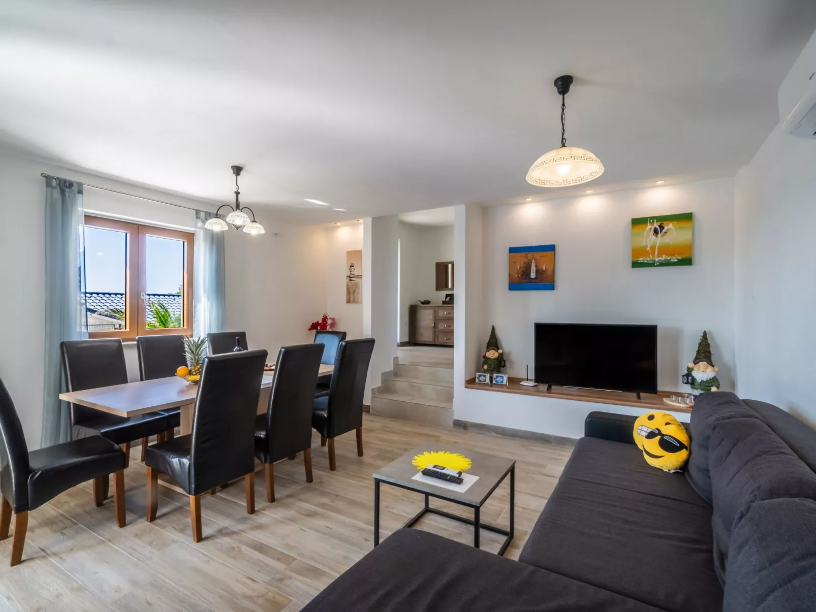 Elegantes Escape mit Pool und Panoramablick-Binnen