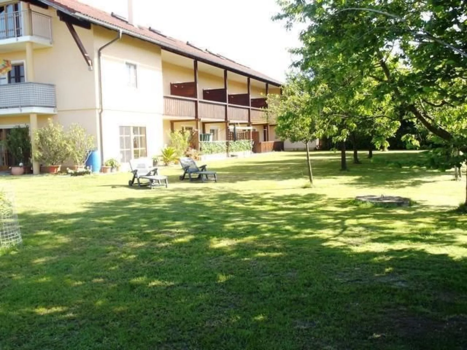 Appartementhaus mit Balkon und Gemeinschaftsgart - Buiten