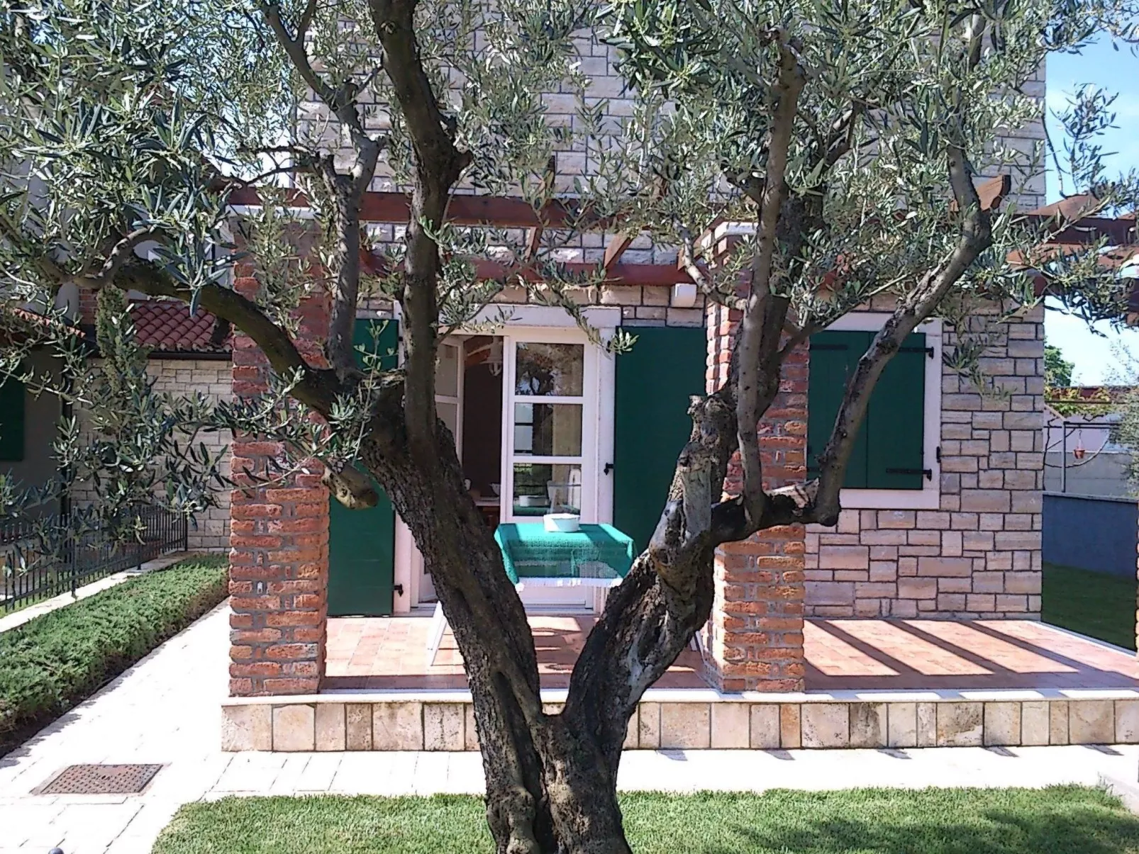 Großzügiges Ferienhaus mit Pool und Sonnenterrasse-Buiten