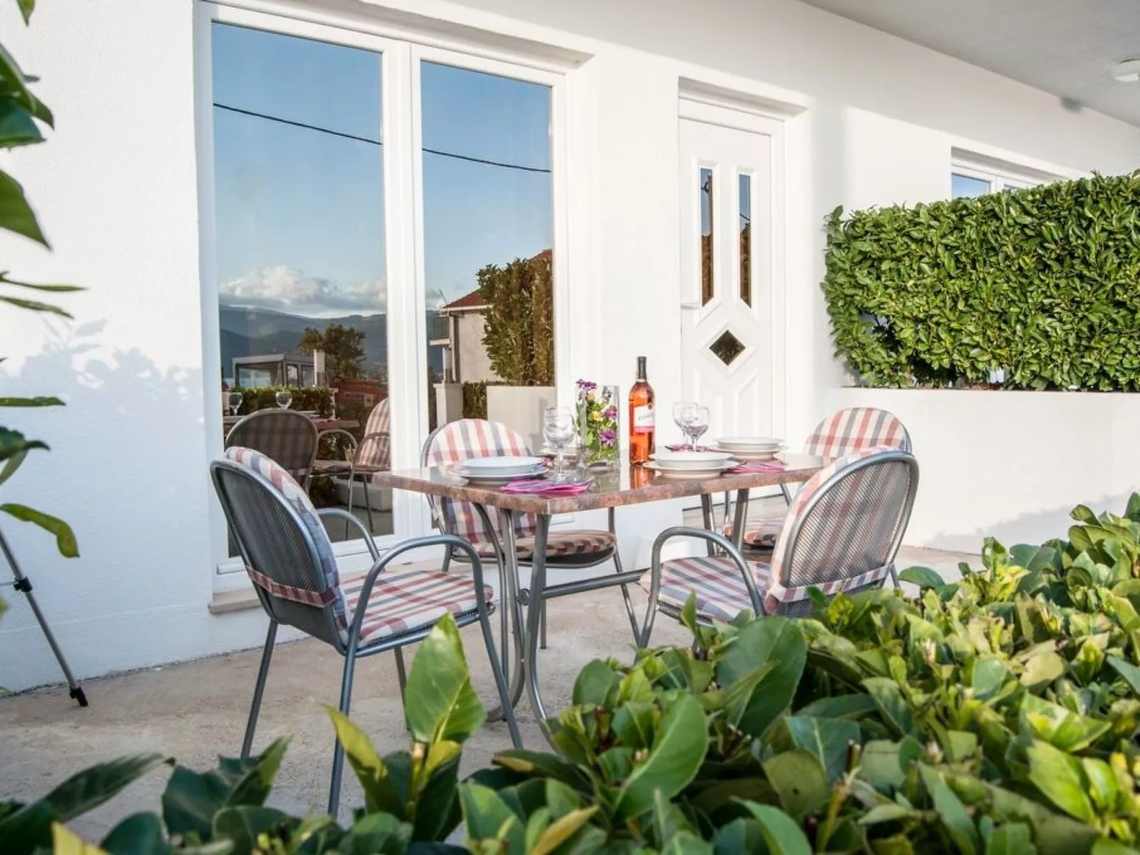 Moderne Ferienwohnung mit Meerblick-Buiten