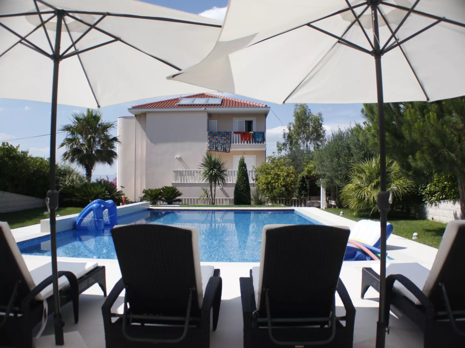 Große Ferienwohnung mit Pool, Garten und Terrasse-Buiten