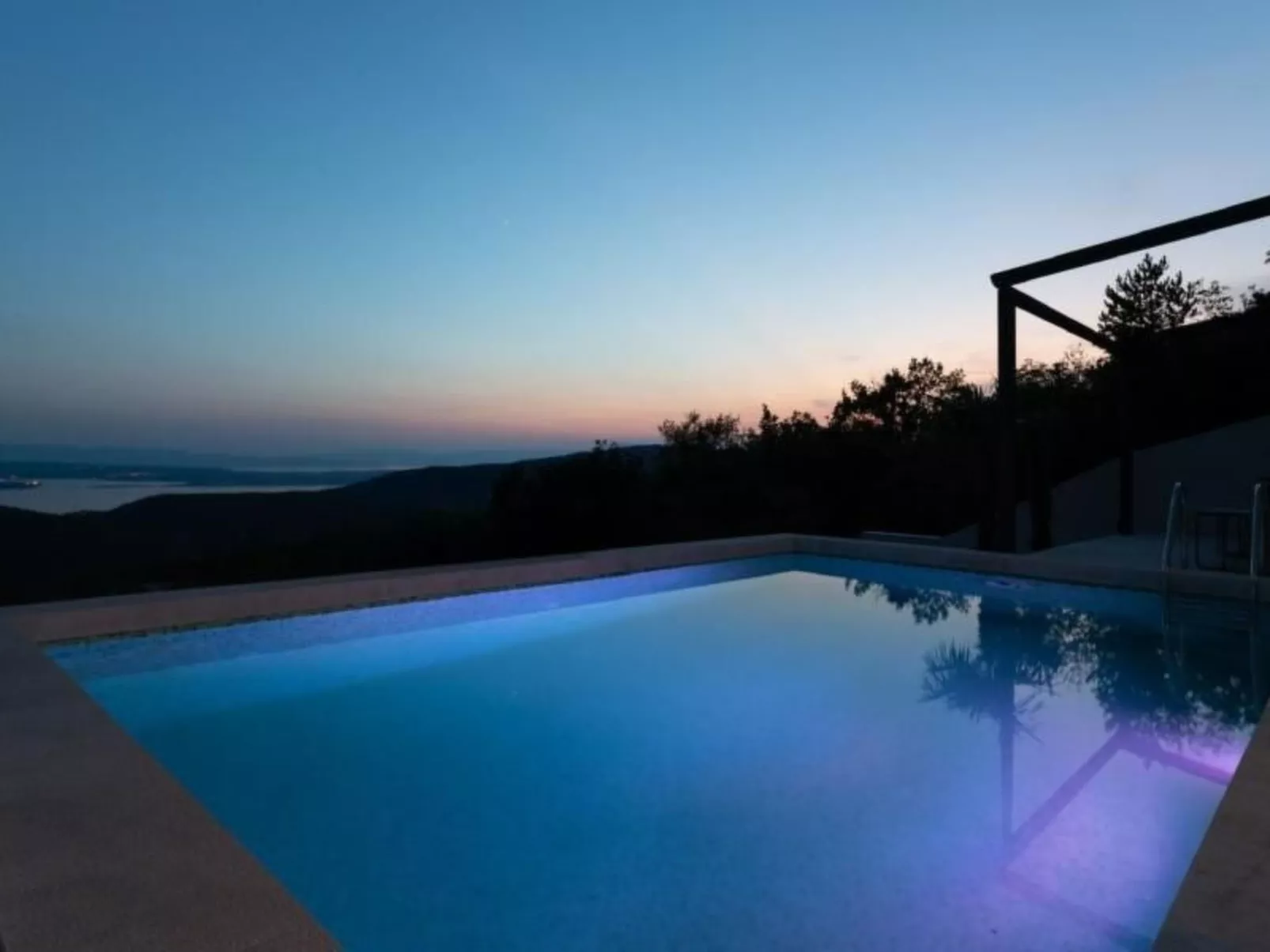 Designferienhaus mit Hot Tub-Image-tags.info