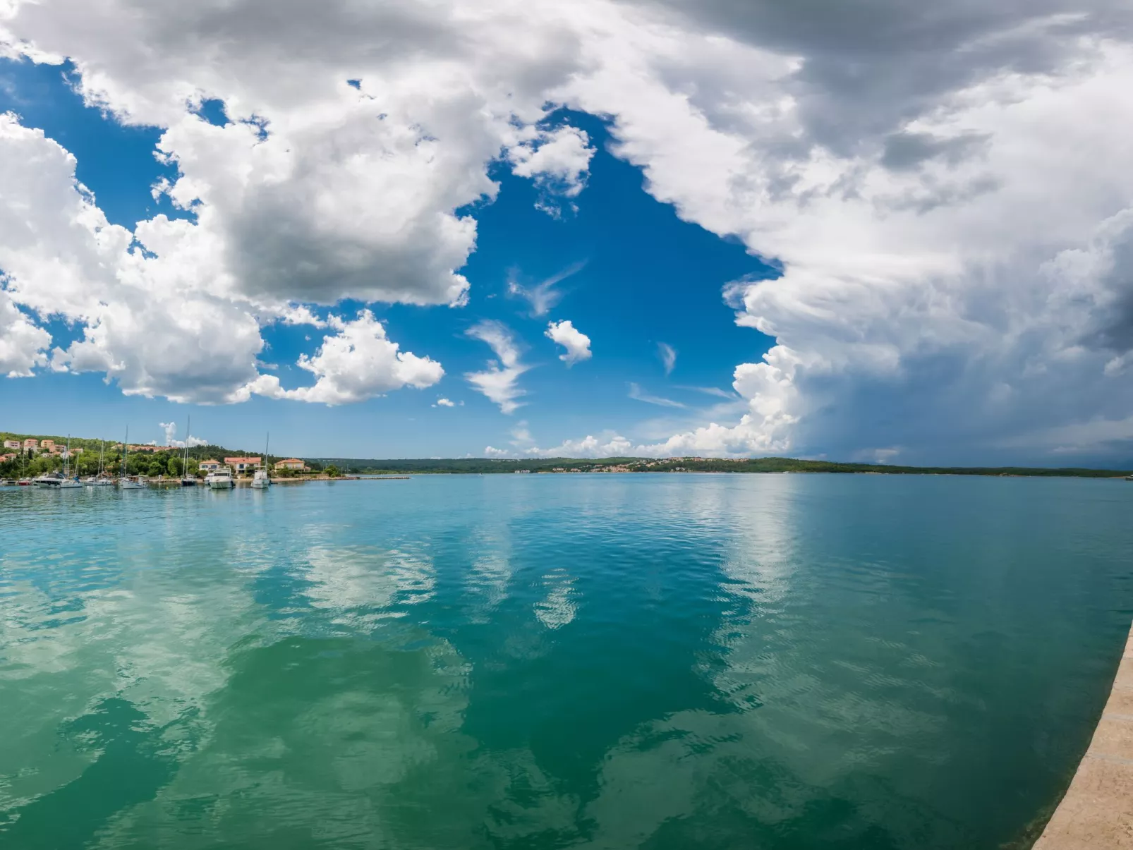 Mit Klimaanlage und Balkon-Buiten
