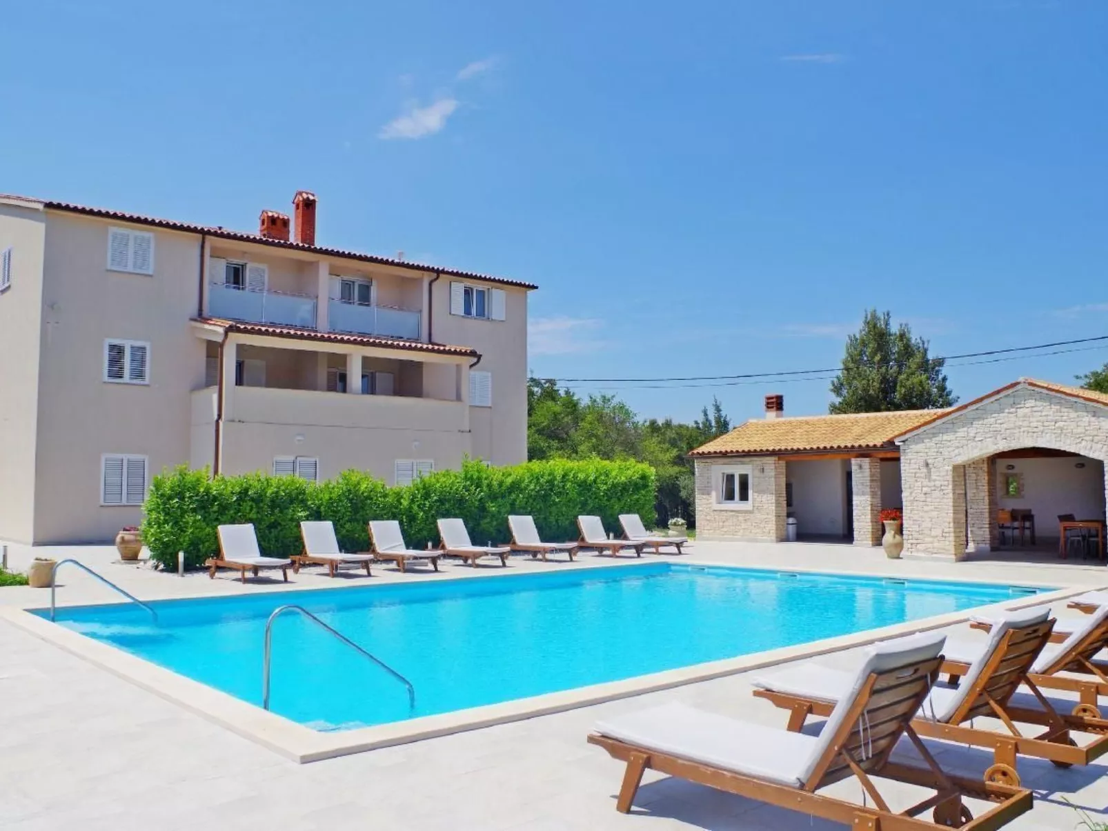 Wohnung in Rakalj mit Parkplatz und Poolblick-Buiten