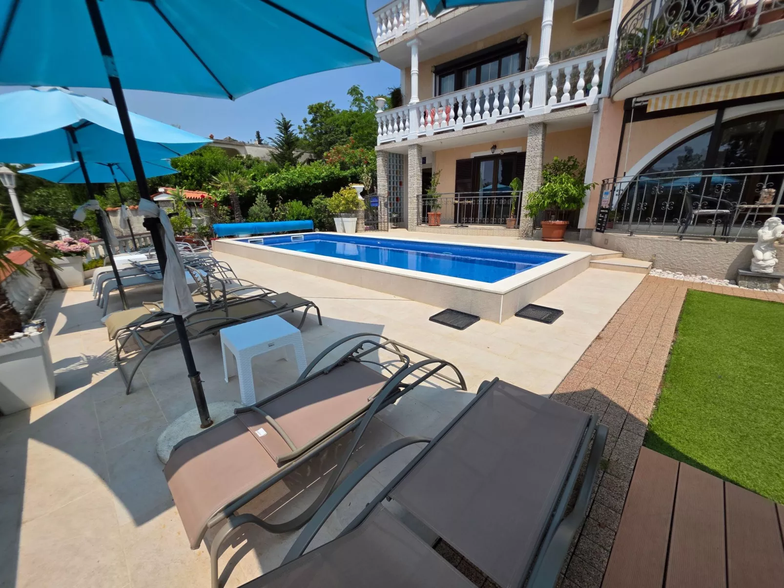 Appartement mit Balkon - gemeinsamer Pool und Terrasse-Buiten