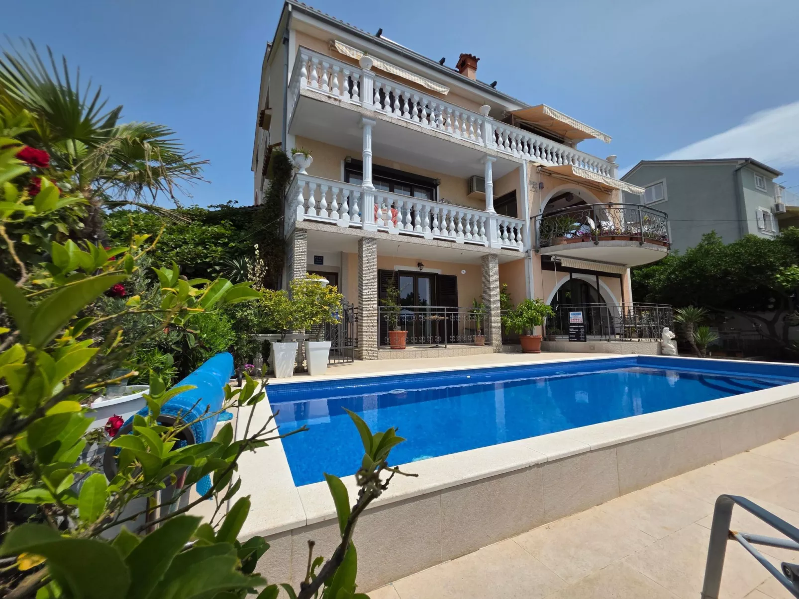 Appartement mit Balkon und Meerblick-Buiten