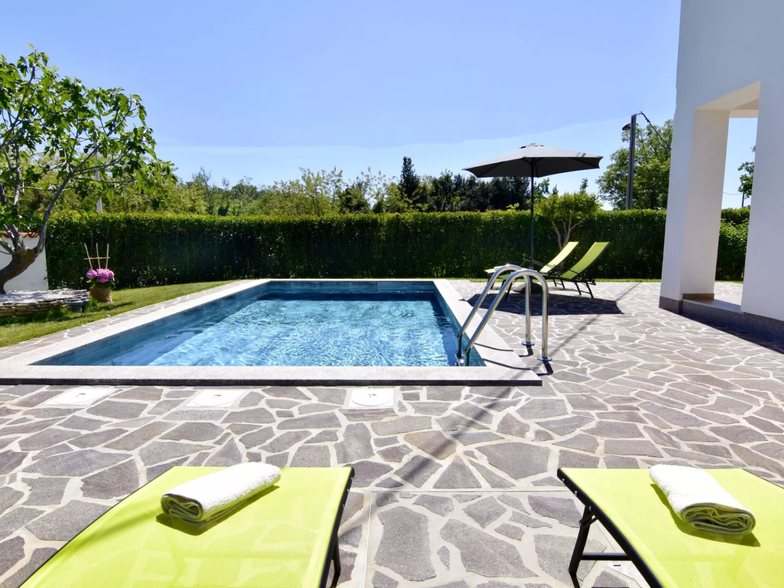 Apartment 2 in einer neuen Villa mit Pool in ruhiger Lage-Image-tags.info