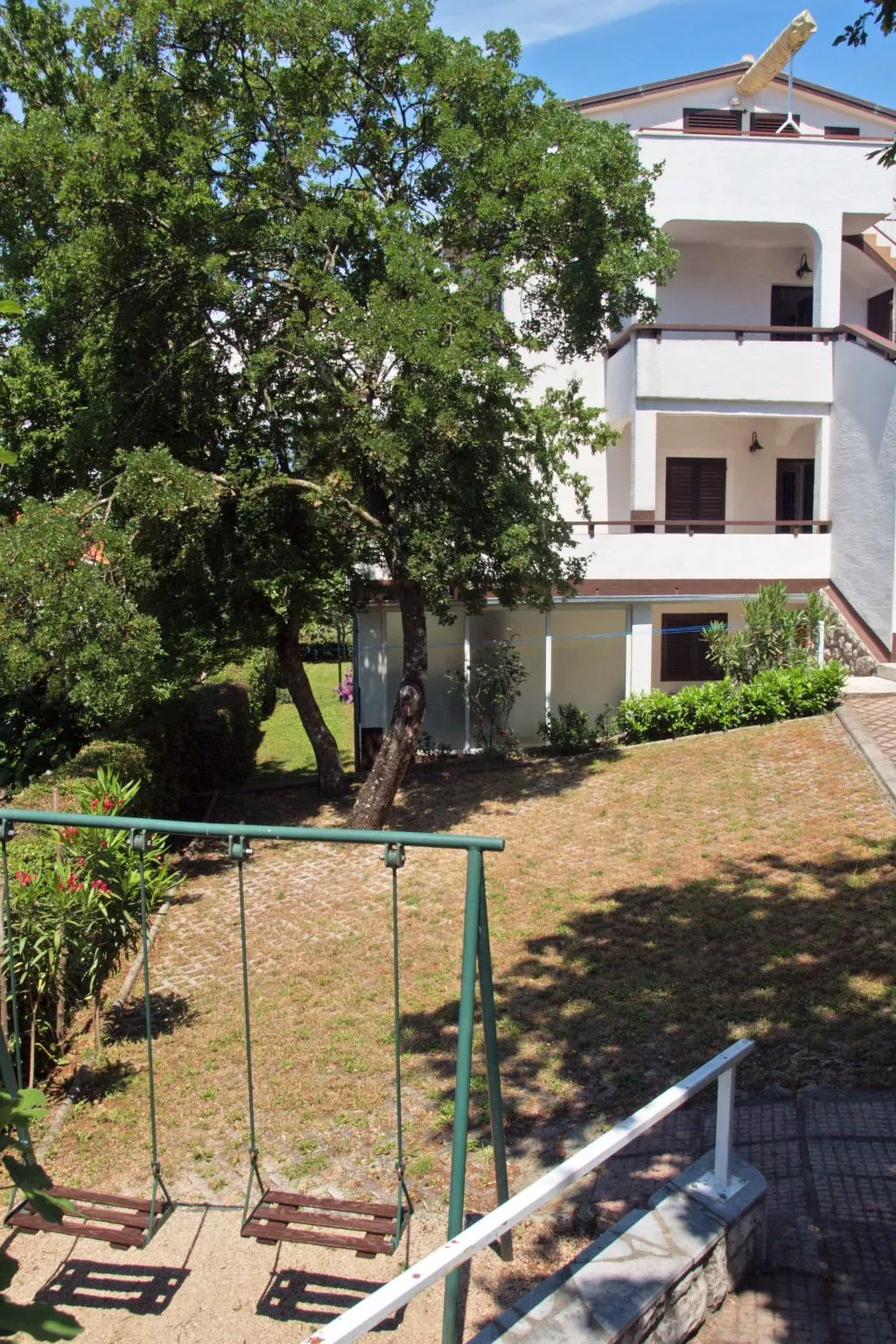 Mit einer überdachten Terrasse-Buiten