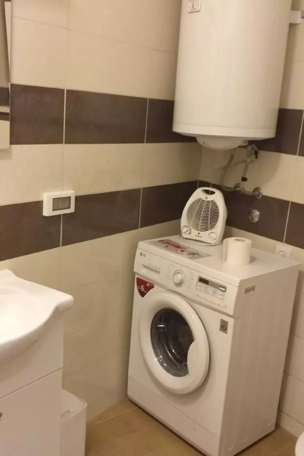 "Neue Wohnung" mit Privatparkplatz-Binnen