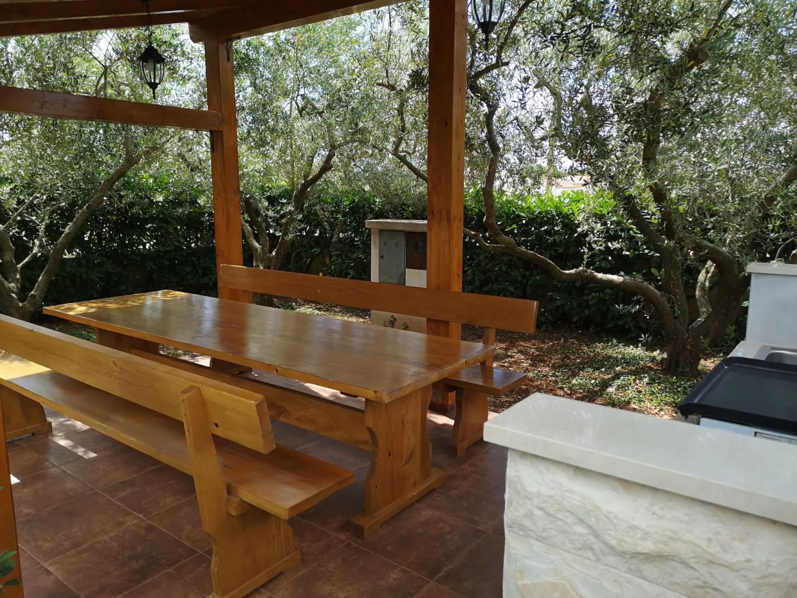 Mit privatem Pool und Garten-Buiten