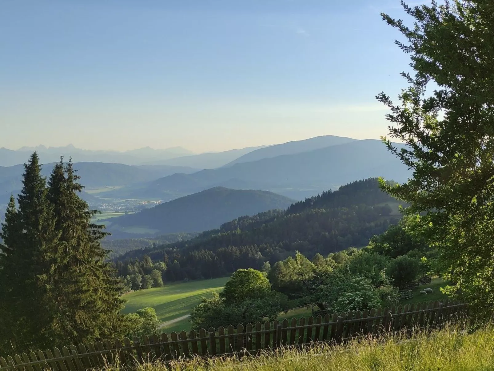 Sonniges Berghaus, ruhige Lage, phantastischer Weitblick-Buiten