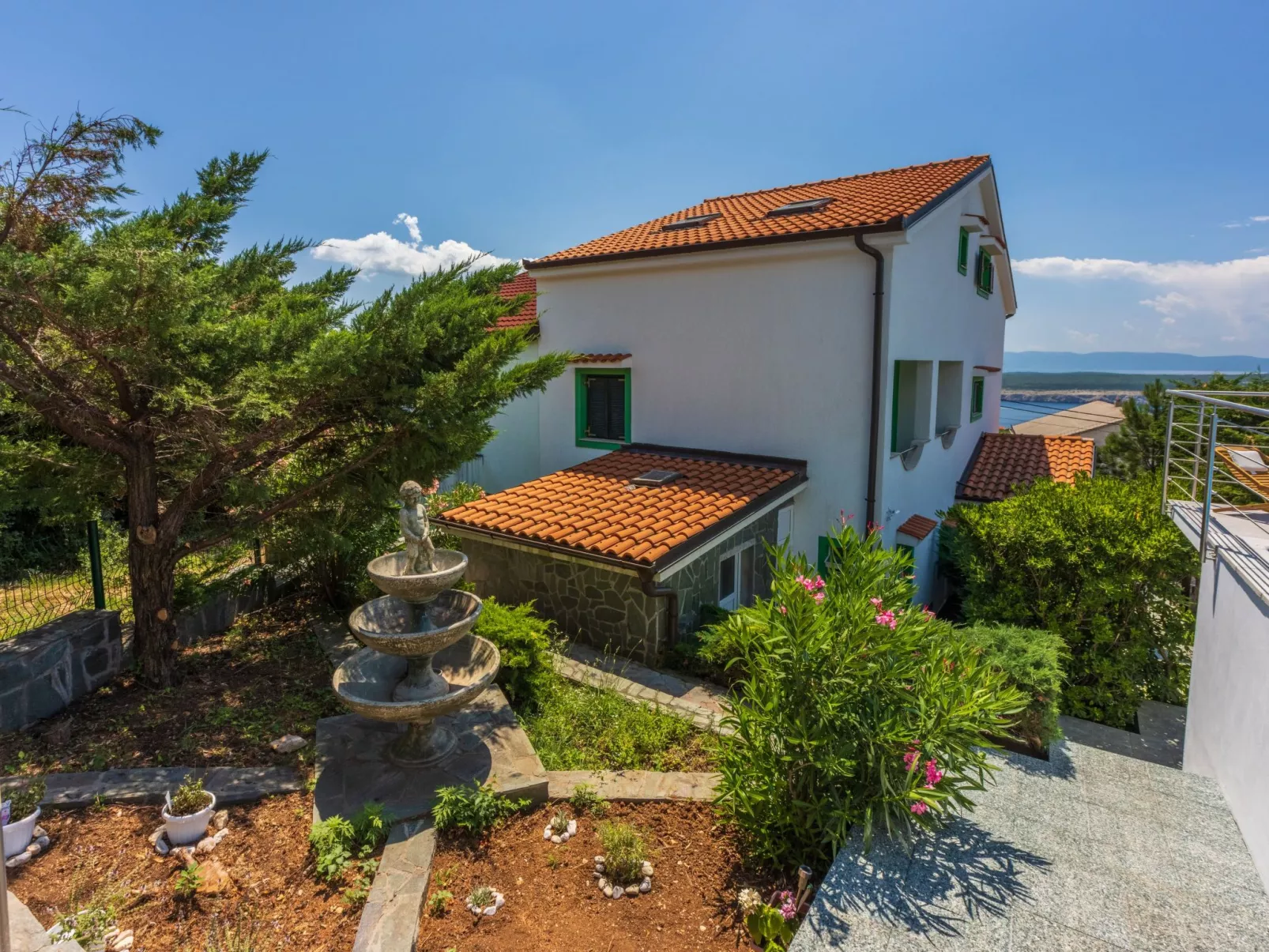 Mit privatem Pool und Sauna-Buiten