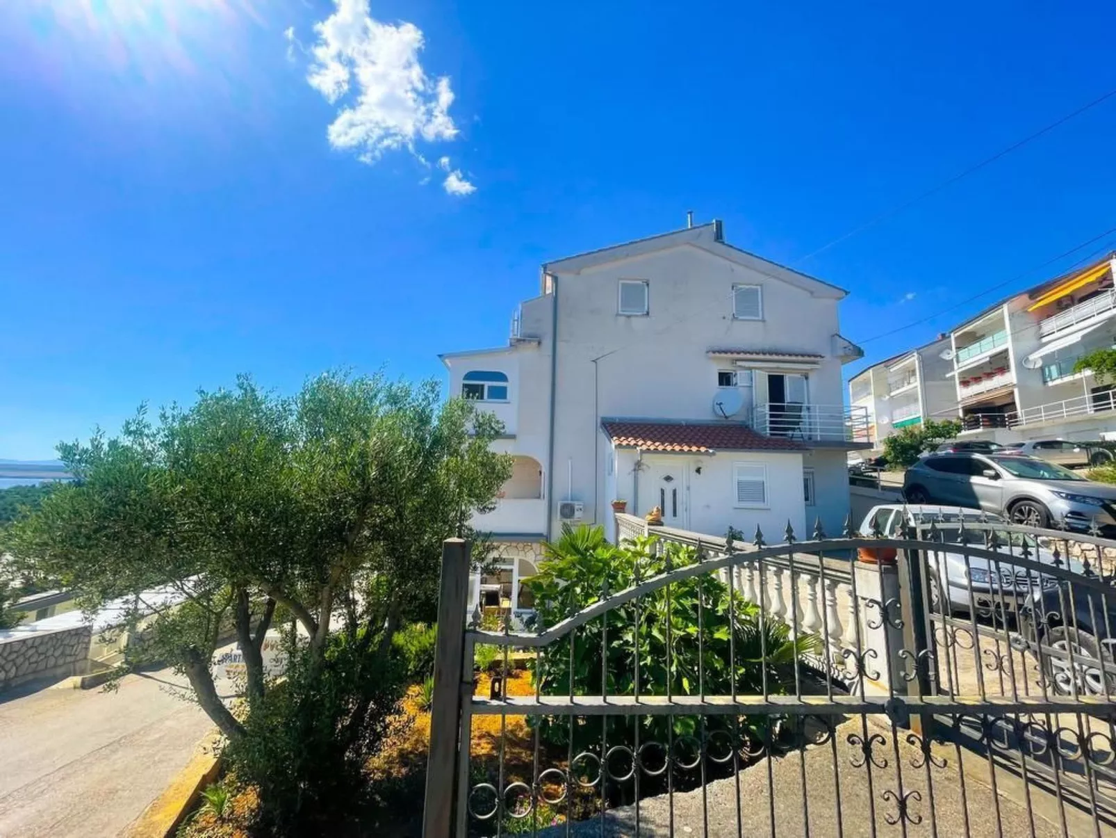 In Dramalj mit Terrasse und Garten und Meerblick-Buiten