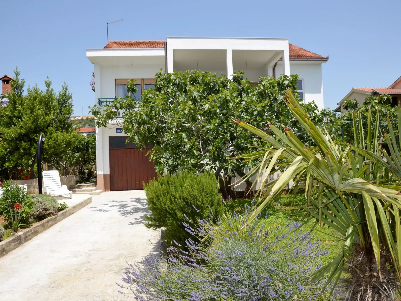 Schöne Wohnung in Poljica mit privatem Parkplatz-Buiten