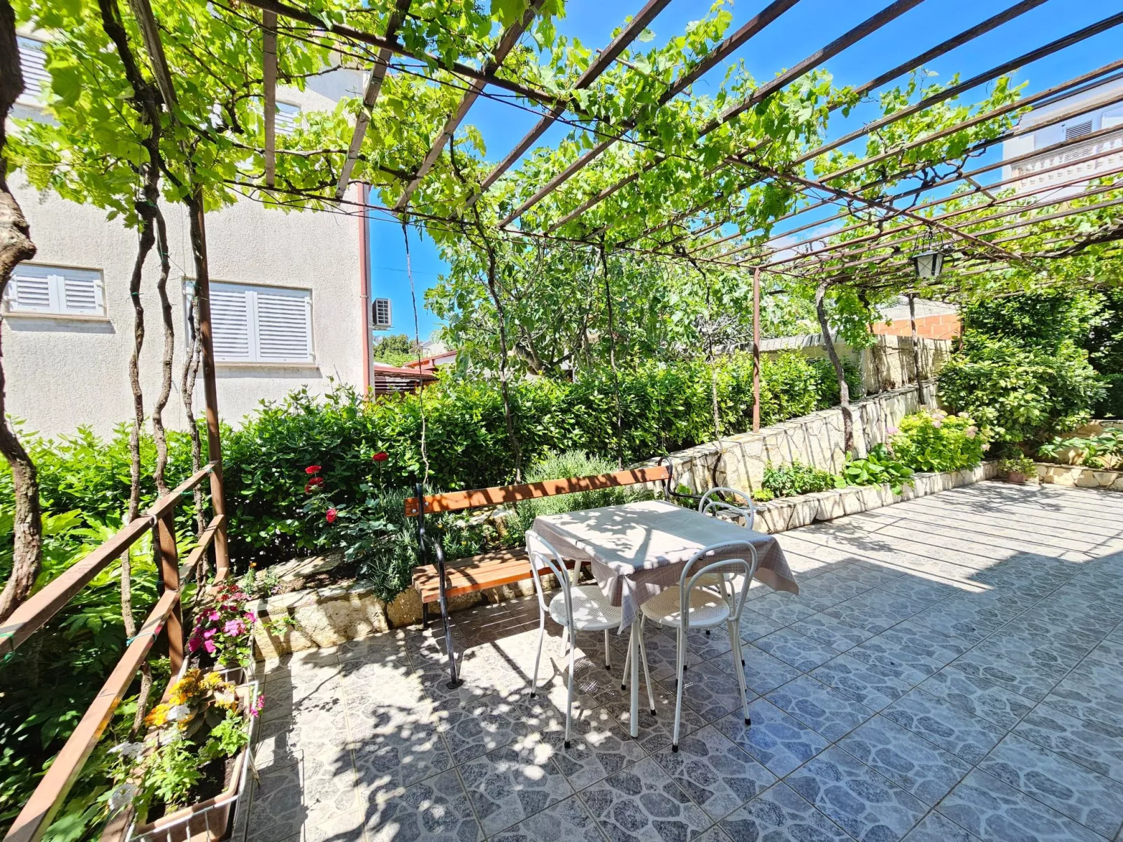 Wohnung für 7 Personen mit Terrasse und Meerblick-Buiten