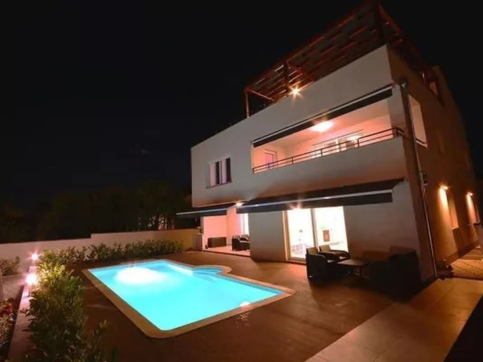 Wohnung 2 mit Schwimmbad und Garten-Image-tags.info