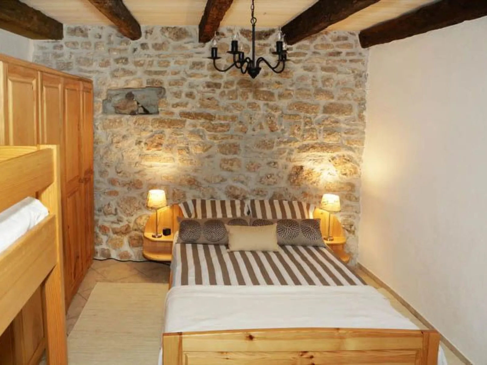 Typisch istrisches Steinhaus mit Grill und Garten-Binnen