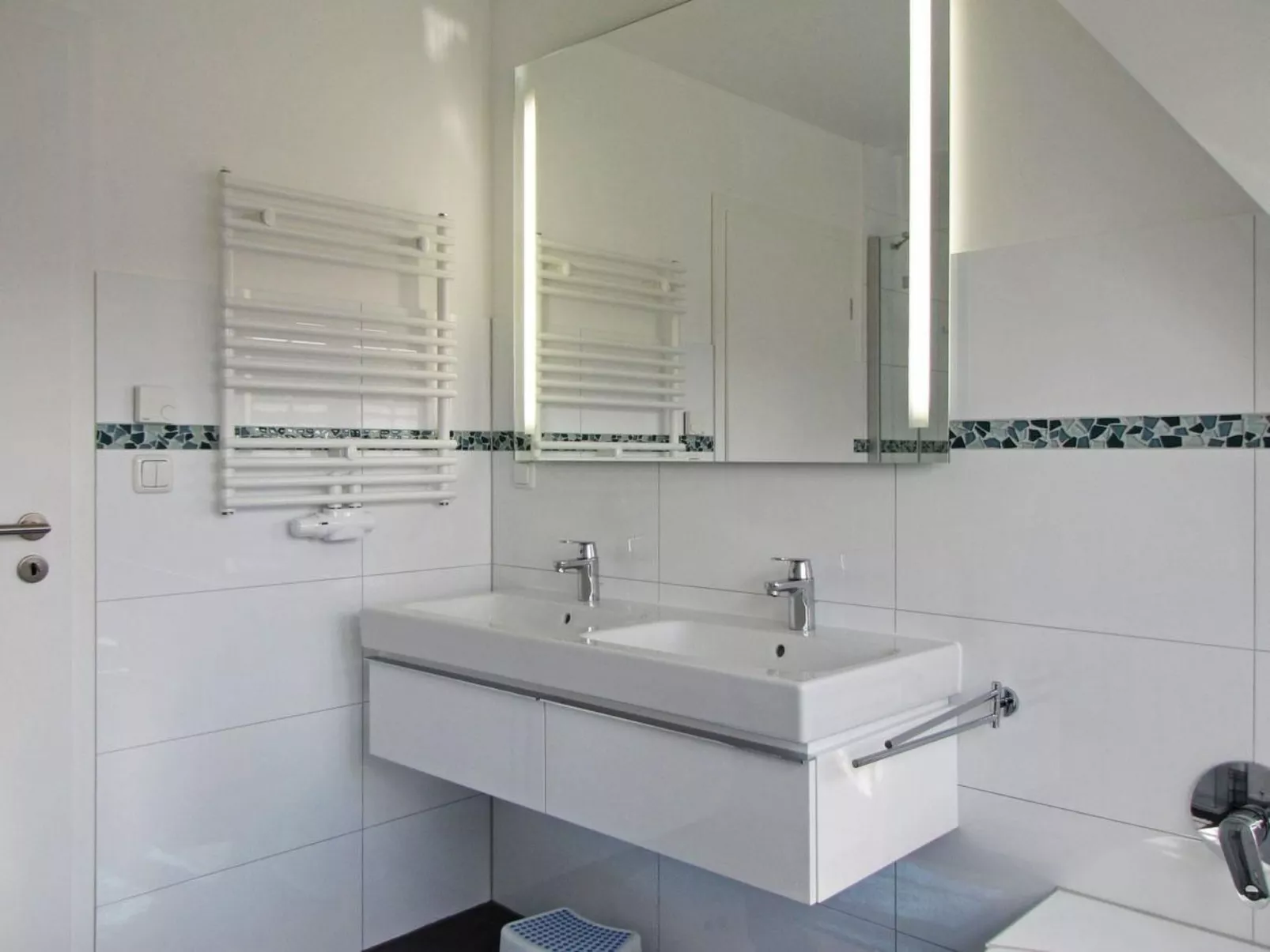 Mit Garten und Sauna-Binnen