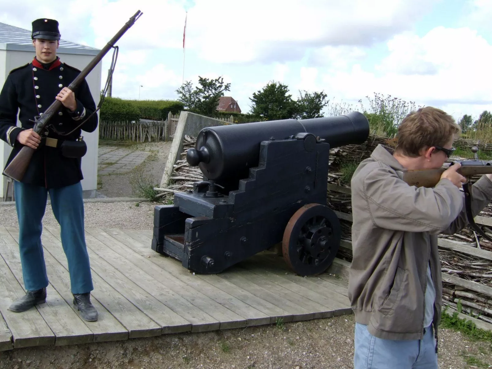 Modernes, geräumiges Haus mit großer Terrasse-Image-tags.info