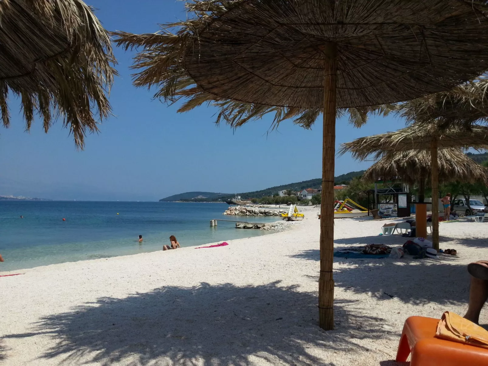 Mirjana mit Parkplatz-Buiten