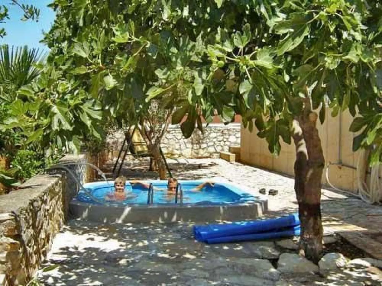 Sunara mit Terrasse und Kinderpool-Buiten