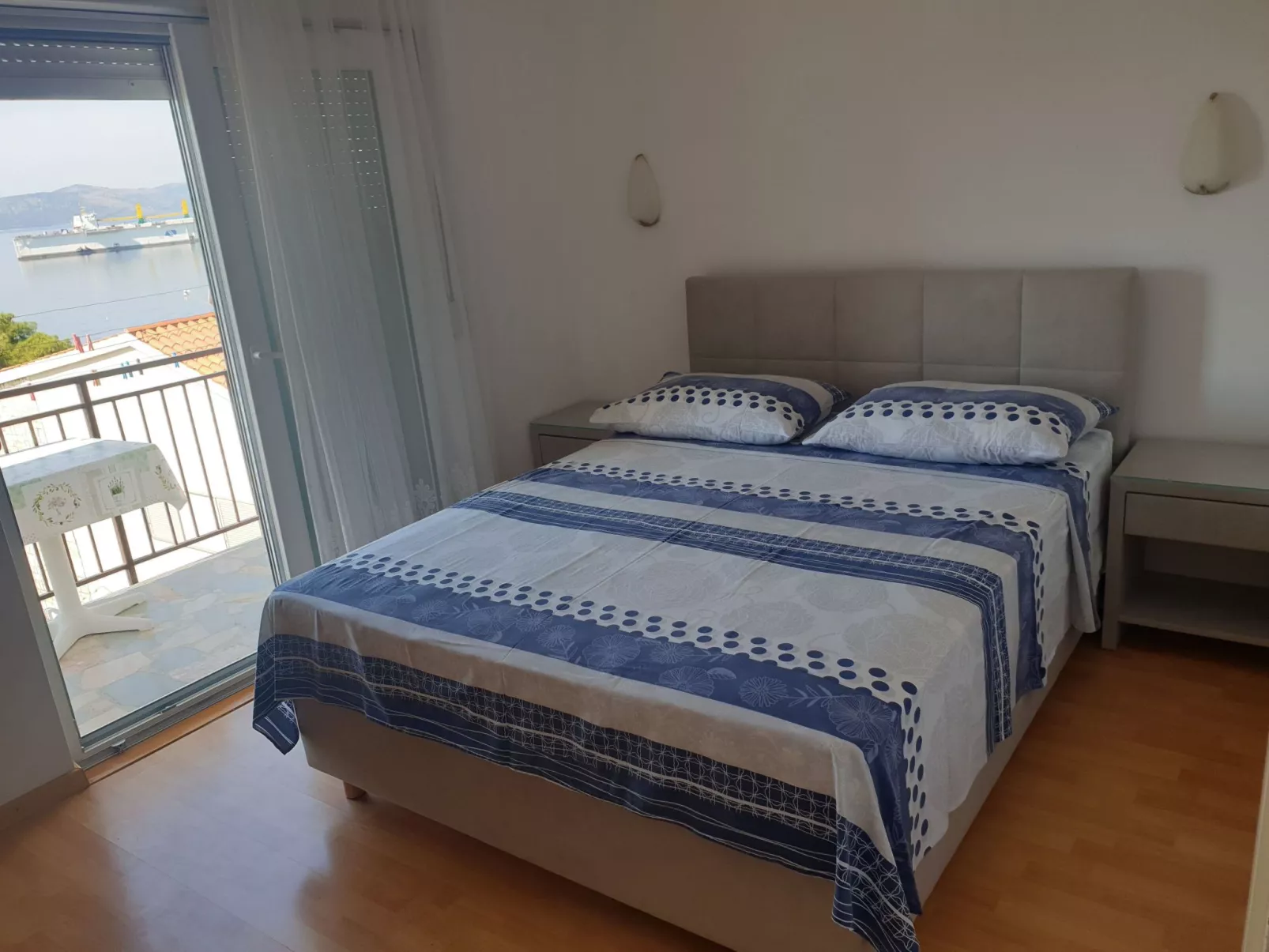 Für vier Personen, mit einem Balkon-Binnen