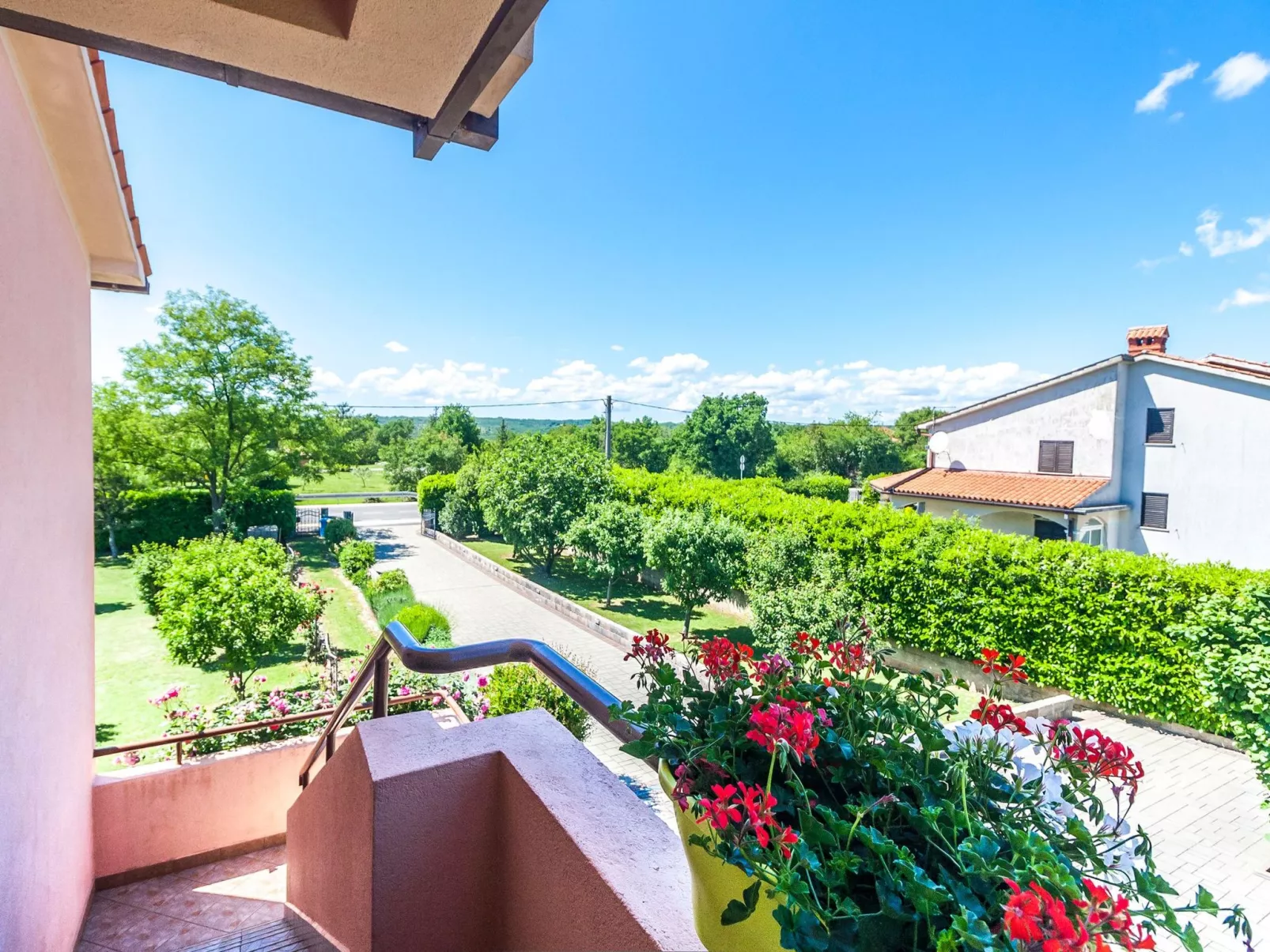 Vollständig freistehendes Haus mit schönem Garten-Buiten