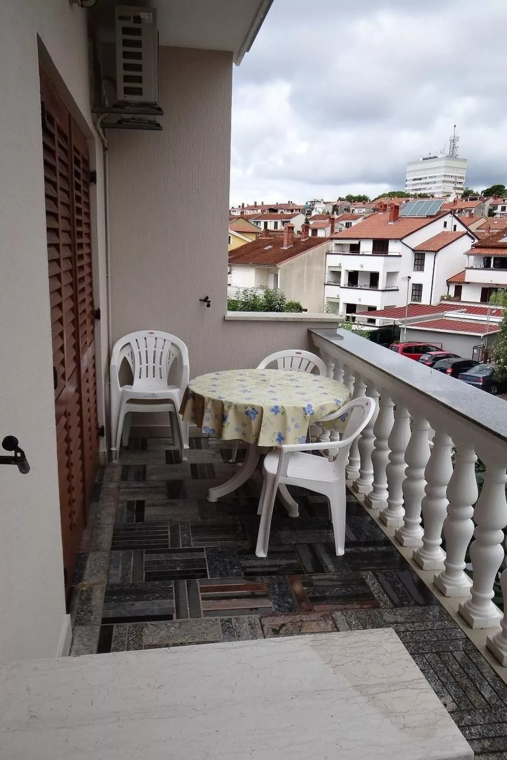 Appartement mit Balkon-Buiten