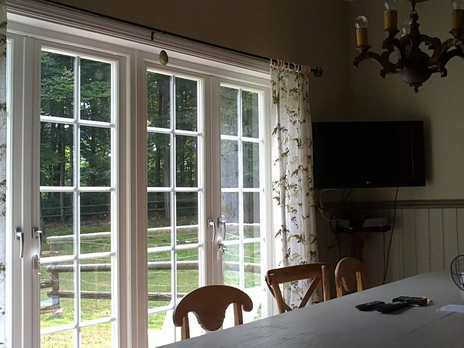 Mit Balkon, Terrasse und Garten-Buiten