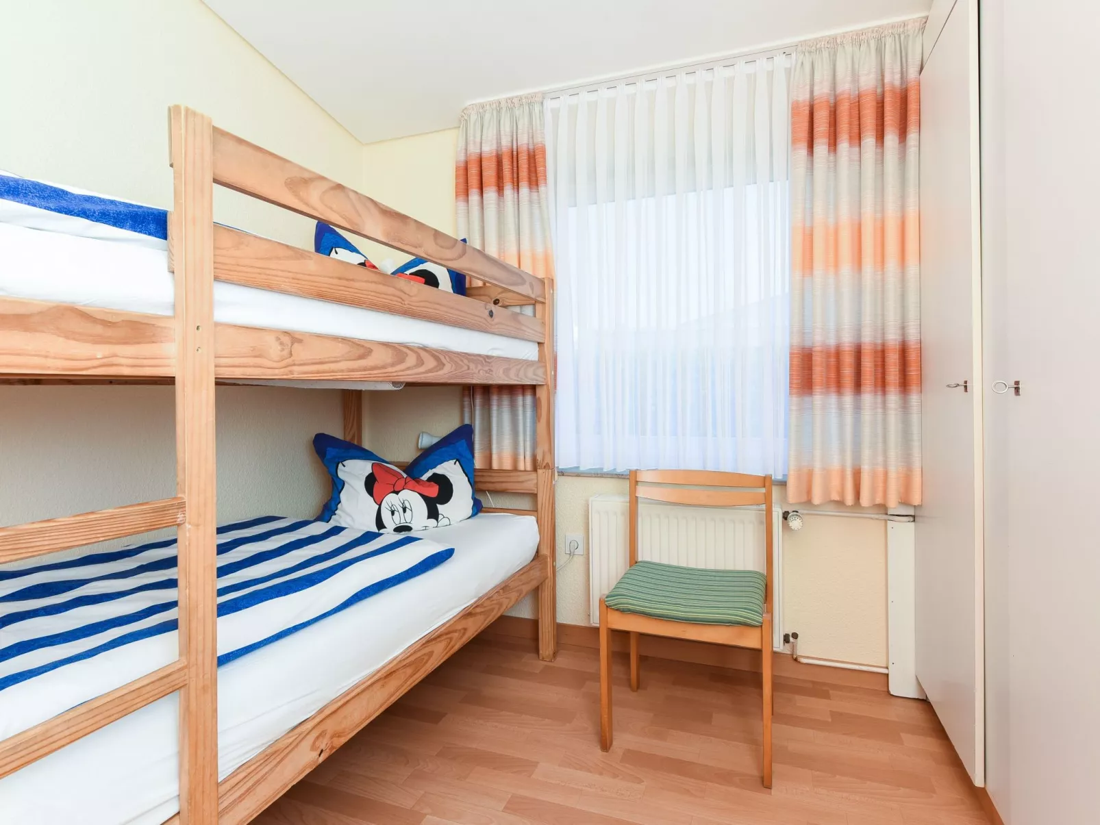 Strandnahes Ferienhaus mit Kinderspielplatz-Binnen