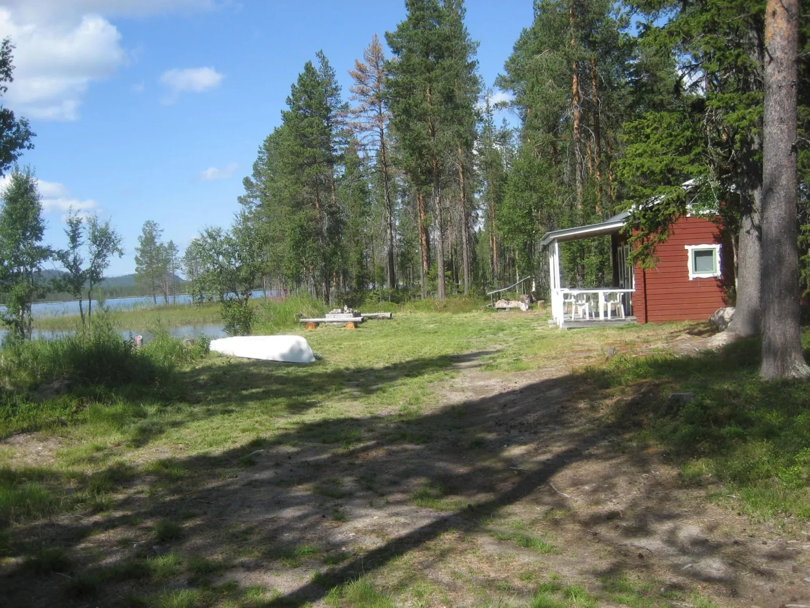 Schwedisches Holzhaus mit Grill und Terrasse-Buiten