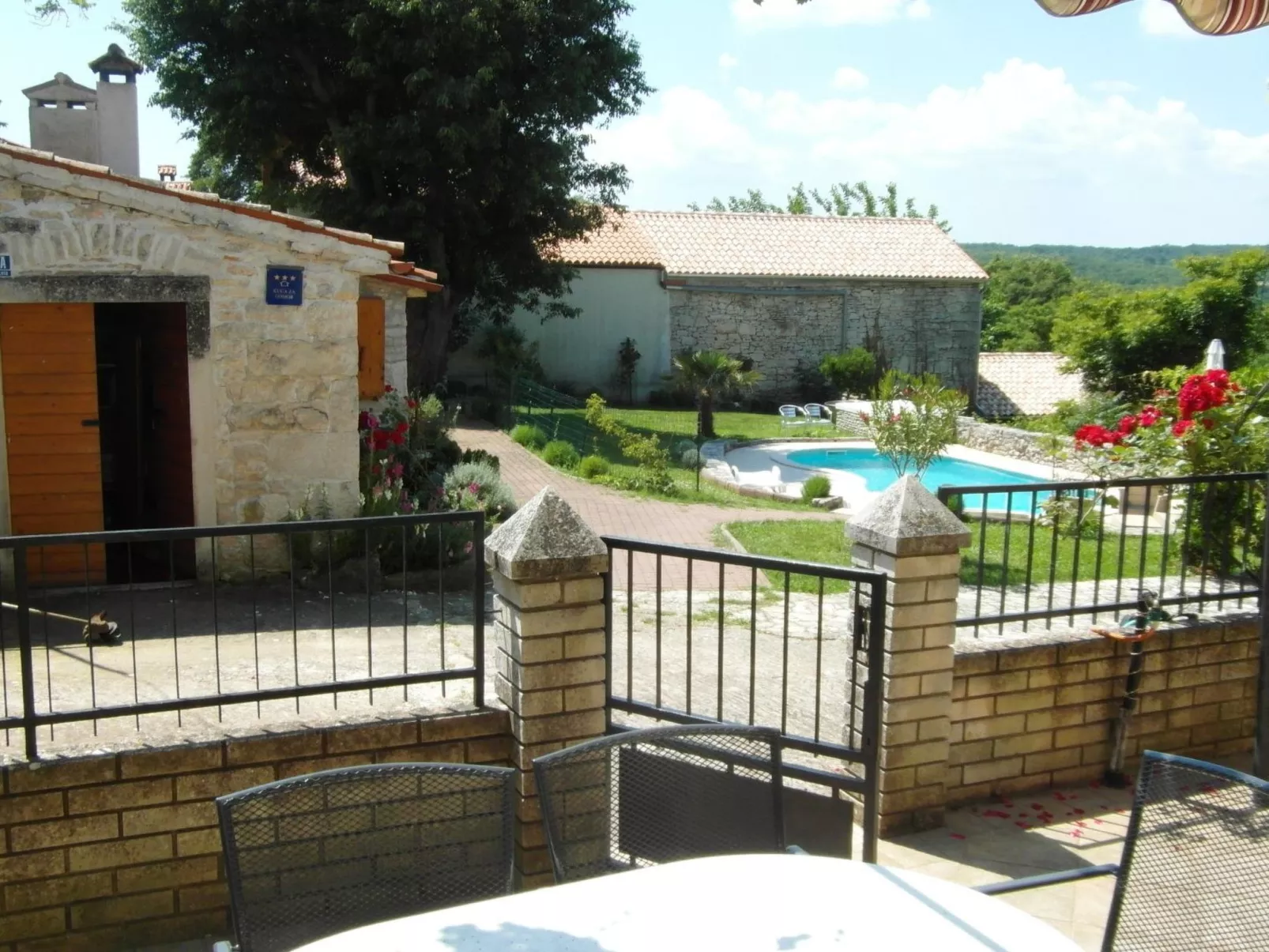 Villa 'Vickovi' mit Gemeinschaftspool-Buiten