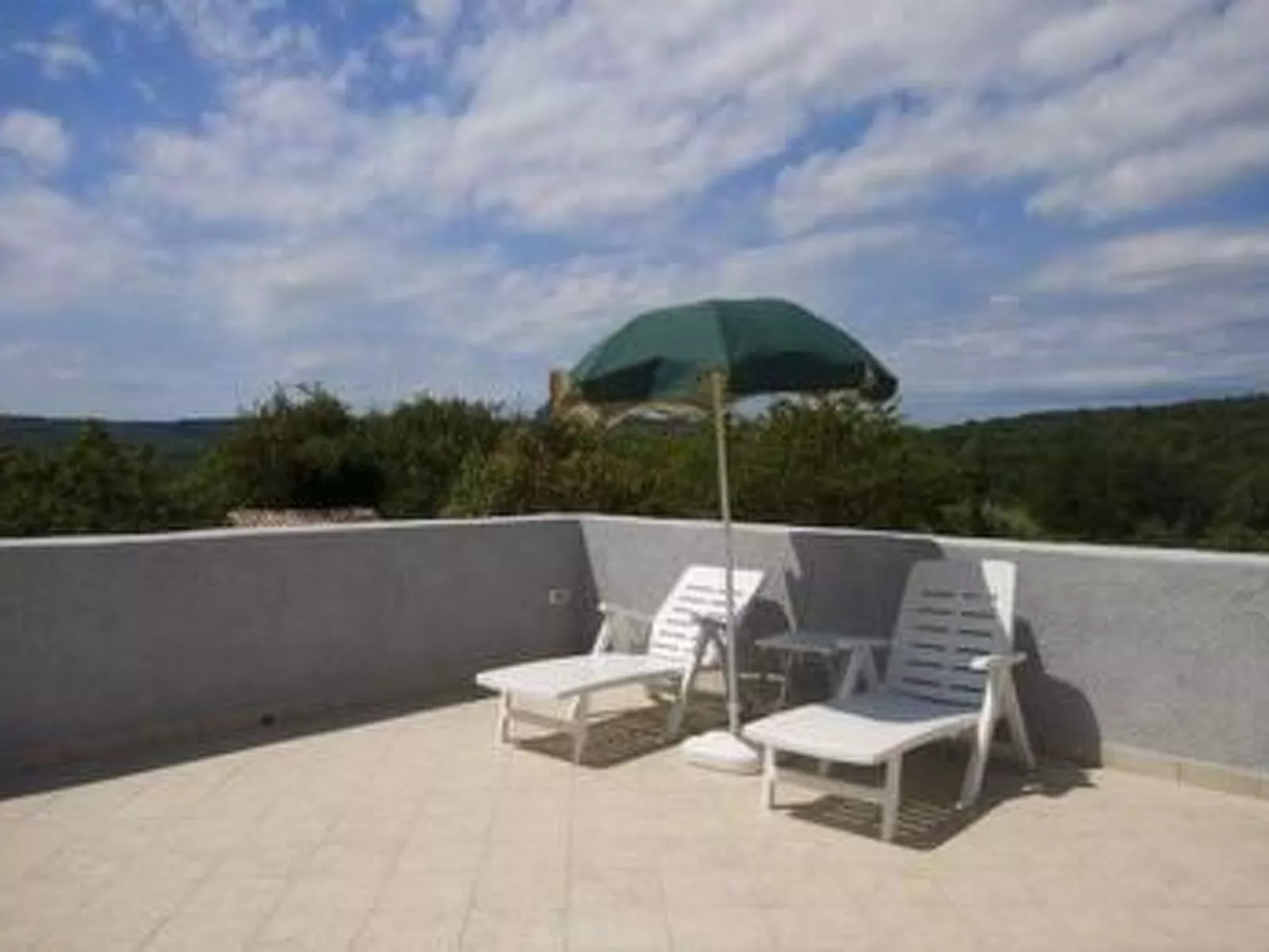 In Paradiž mit Barbecue-Buiten