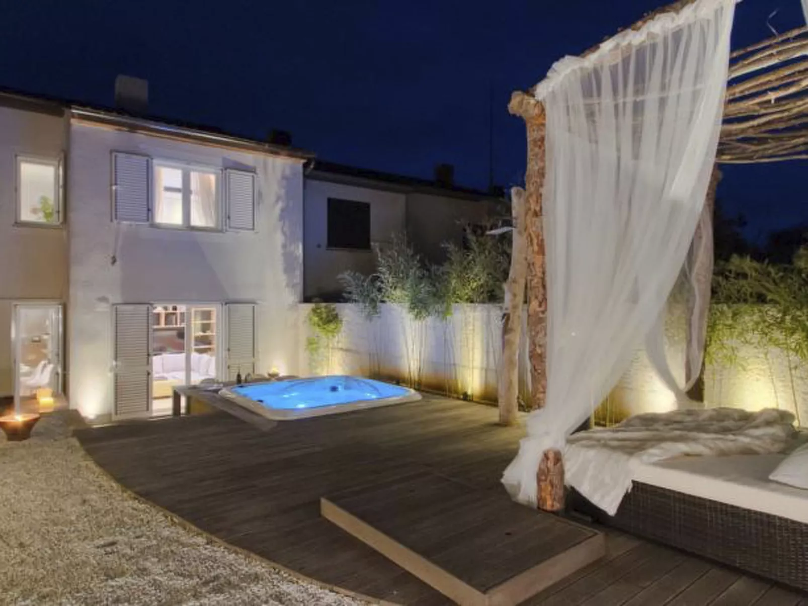 Stylisches Haus mit Dachterrasse, Bar und Hot Tub-Binnen