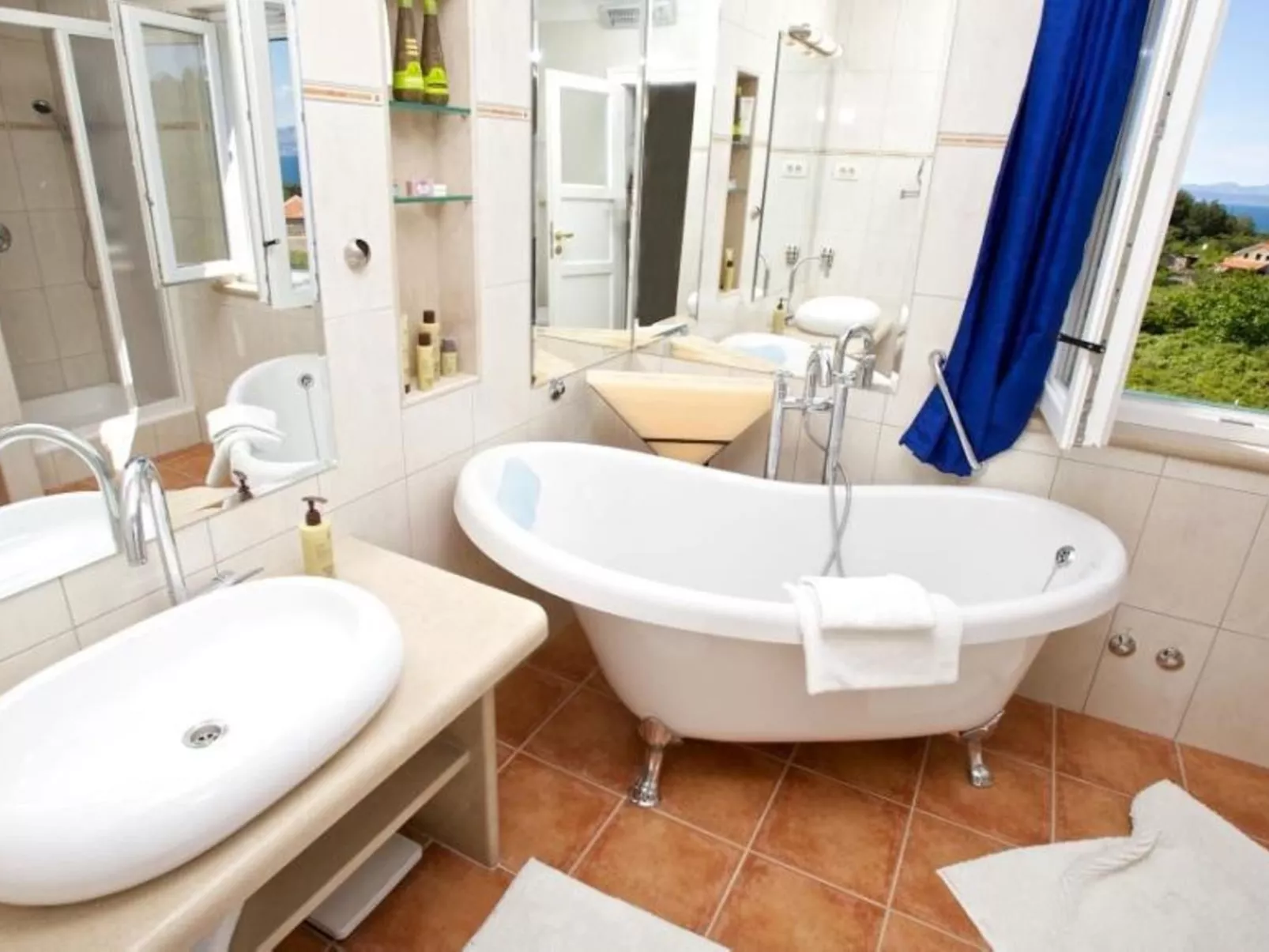  Angelina mit Pool & Sauna-Image-tags.info