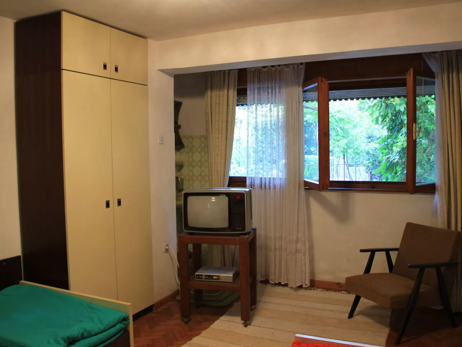 Im Erdgeschoss mit Garten und Laube fur zwei Perssonen mit dem eigenen Parkplat-Binnen