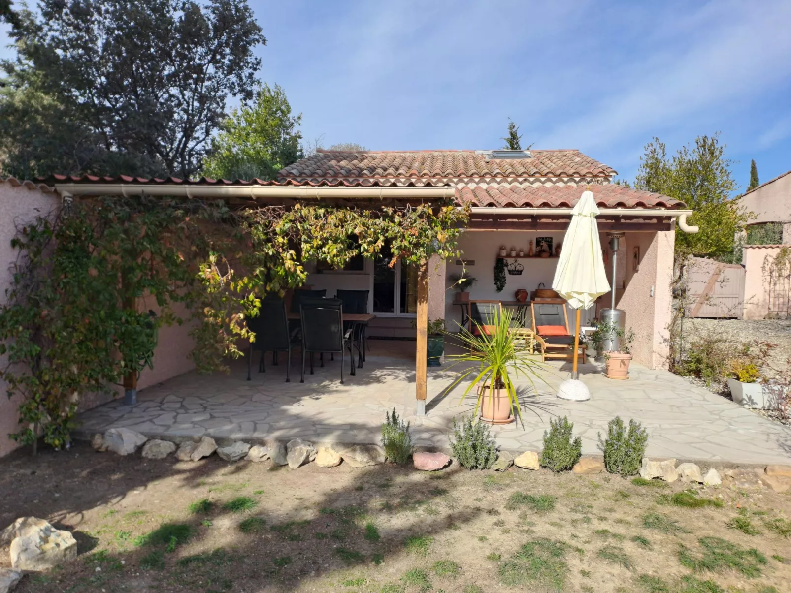 In La Livinière mit Großer Terrasse-Buiten