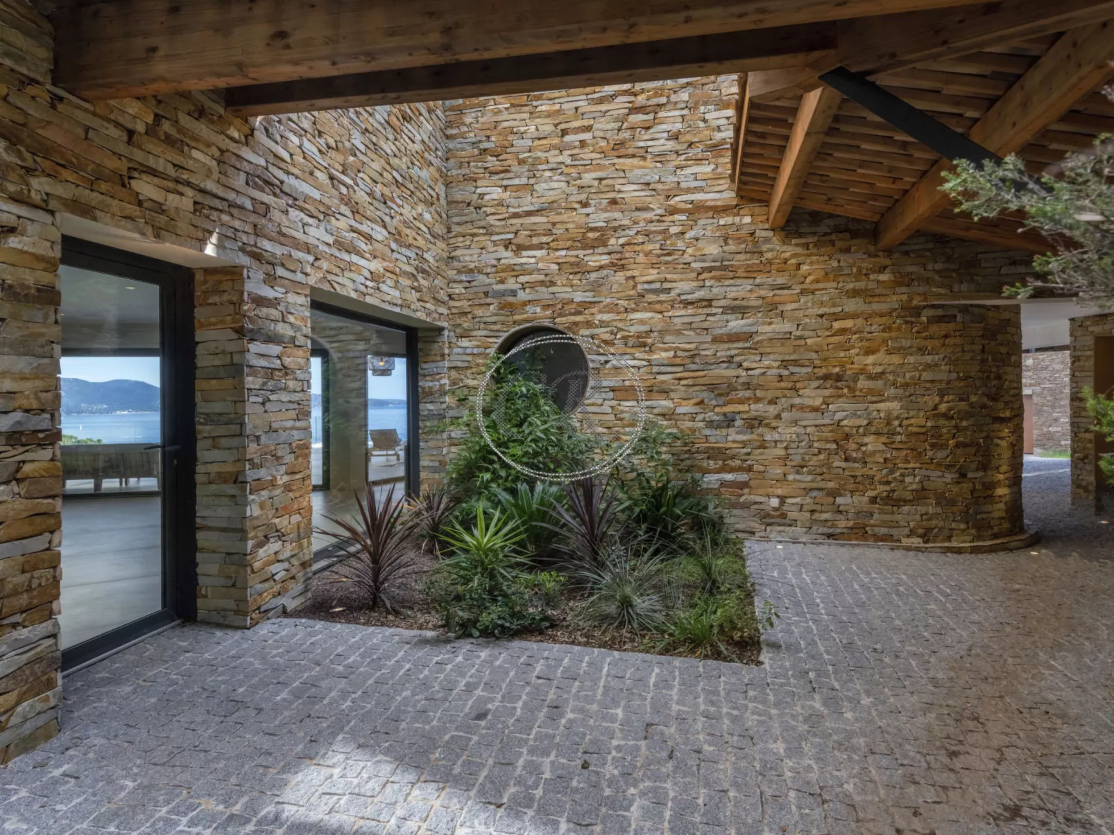 Außergewöhnliche Villa am Cap Bénat-Buiten