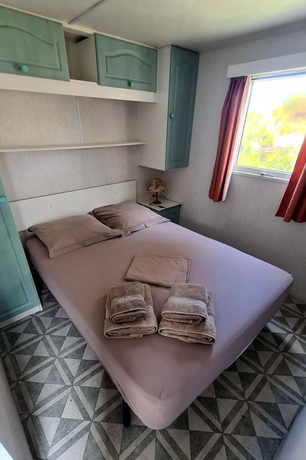 Mobiles Haus mit Blick auf das Wasser-Binnen