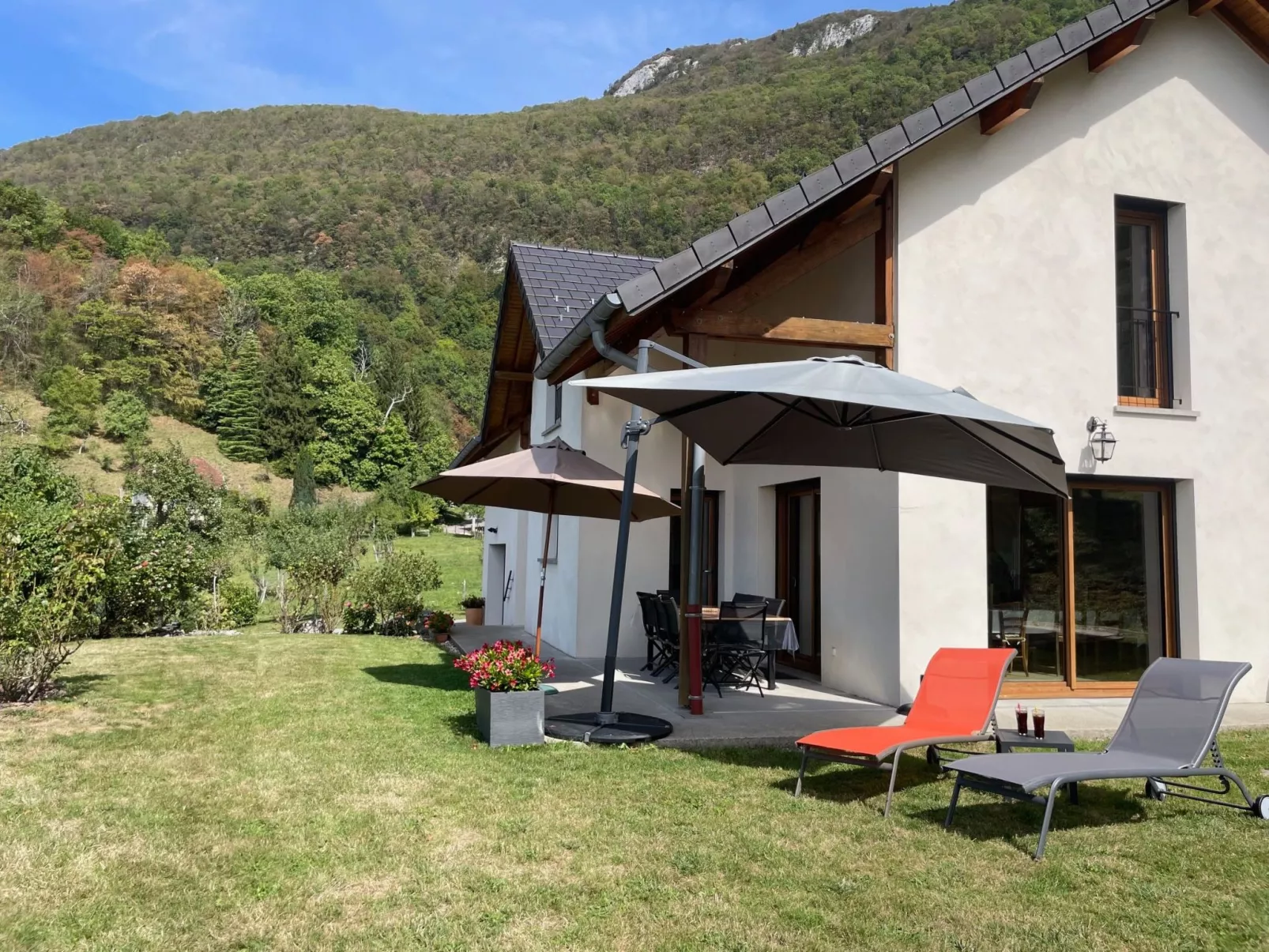 In Aiguebelette-Le-Lac mit Garten, Terrasse und Grill-Buiten