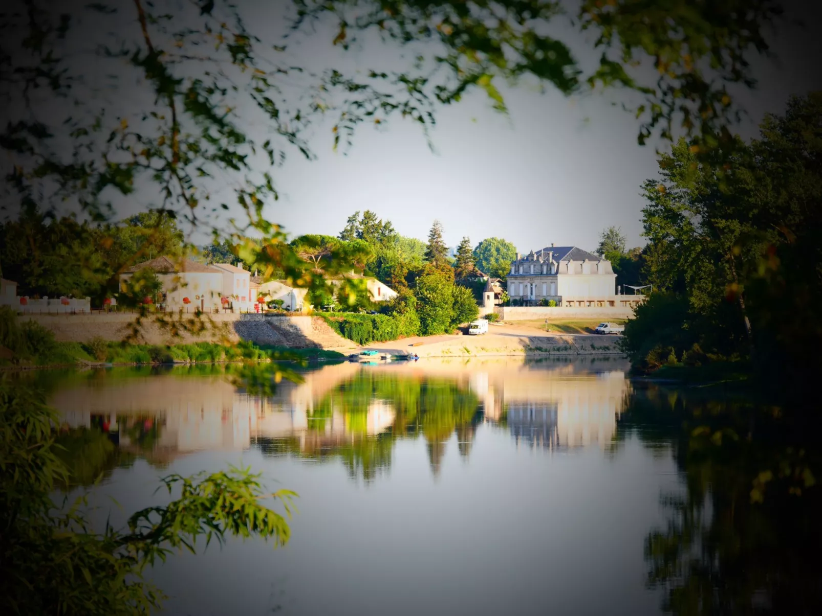 Schloss mit Überlaufpool an der Dordogne-Buiten