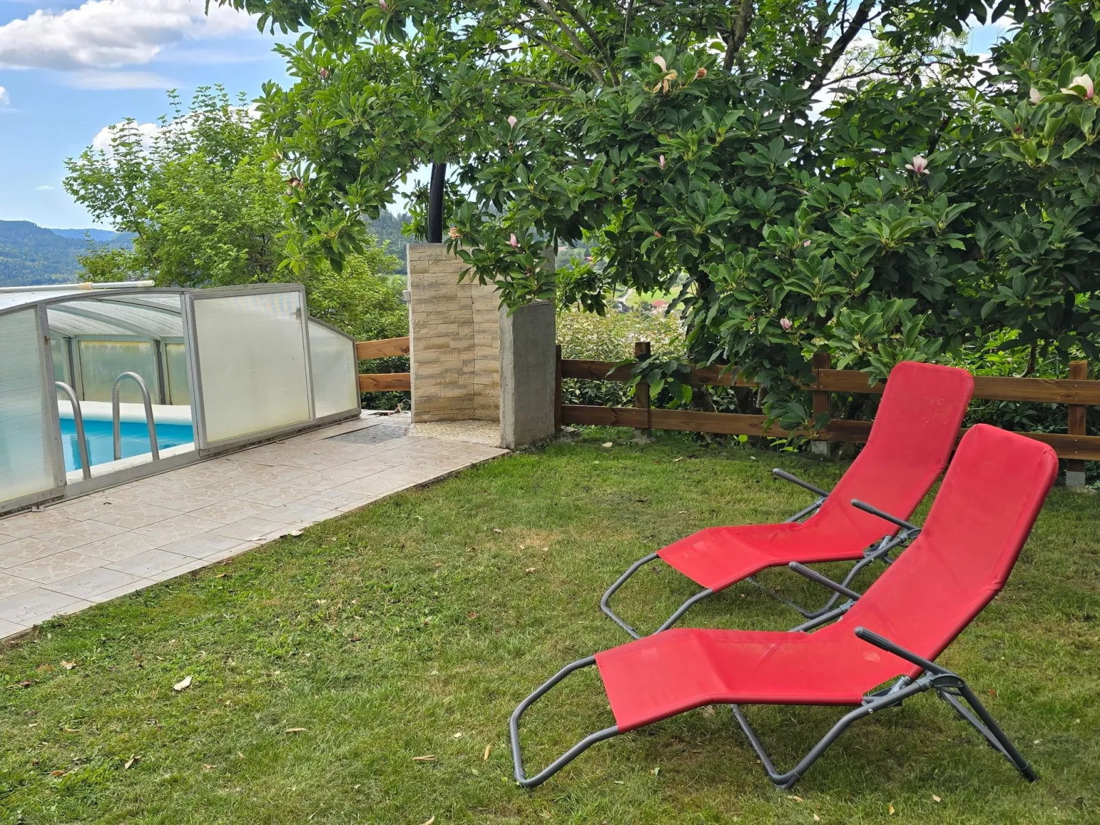 Le Chalet Sous Les Sapins, mit Swimmingpool, Sauna-Buiten