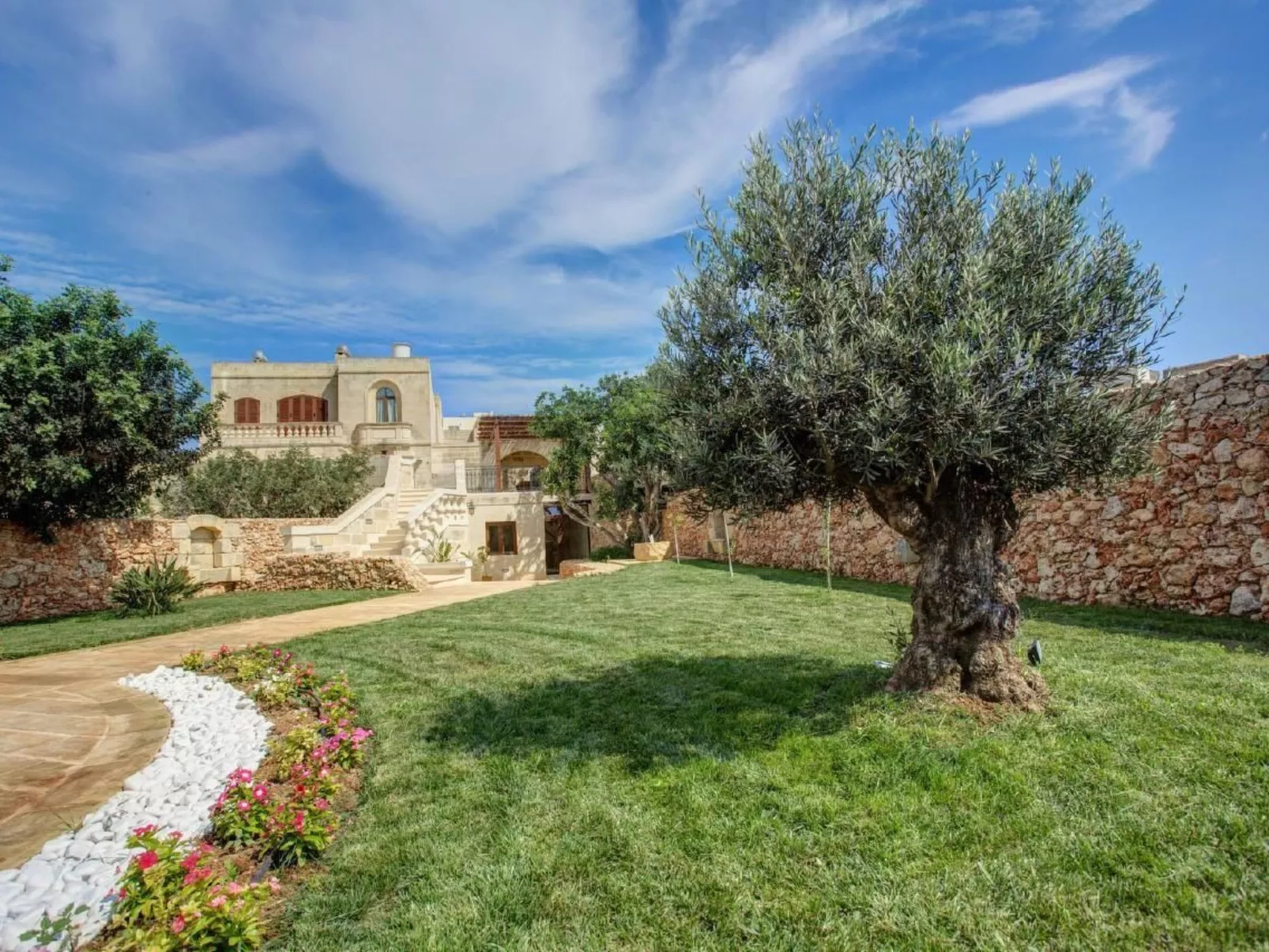 Villa "Ta Menzja" mit Garten, Grill und Terrasse-Buiten