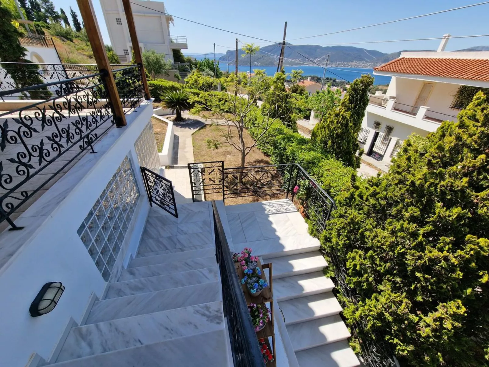 Vollständig umschlossene und großzügig angelegte dreistöckige Ferienvilla mit f-Buiten