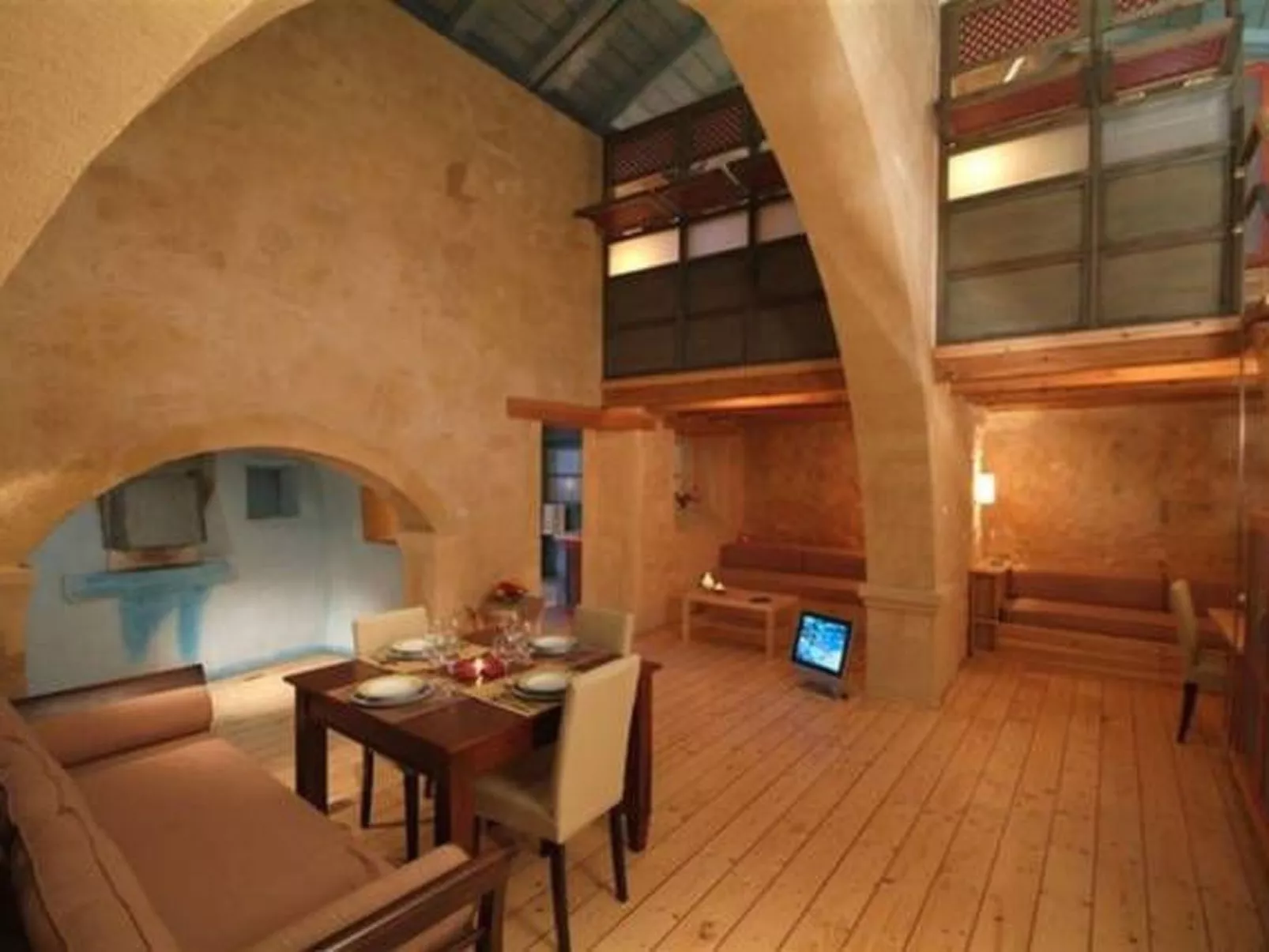 Mit privatem Pool in Roustika-Binnen