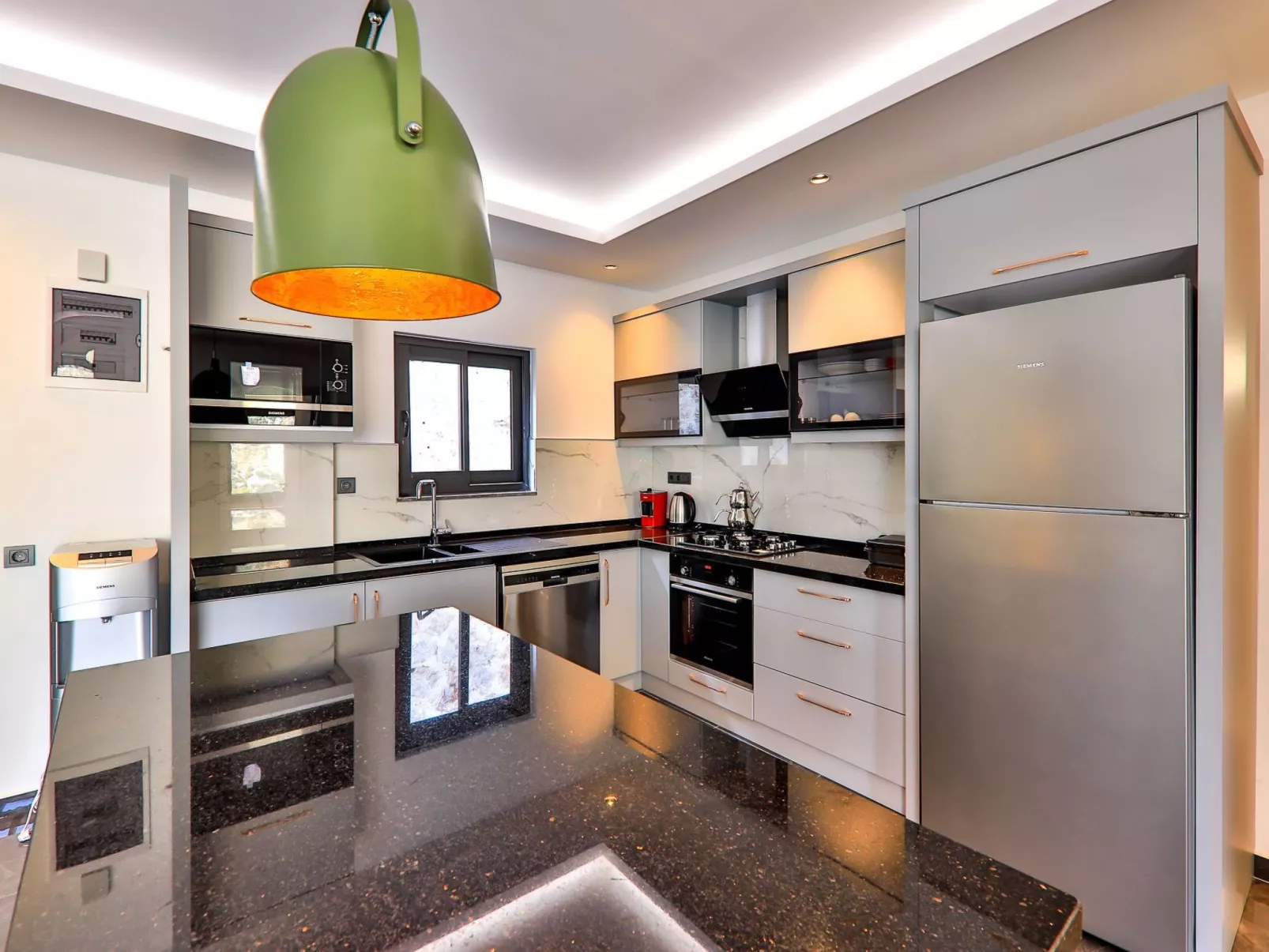 Mediterranean 1-Binnen